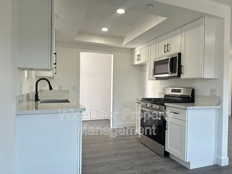 2 bed, 1.0 bath, 978 sqft, $2,650 — Photo 3
