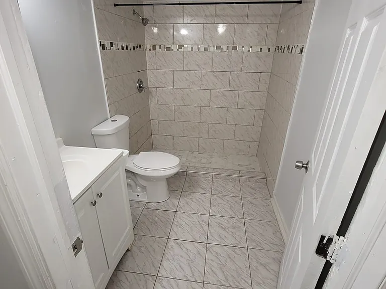 210 SW 7th St — Photo 15