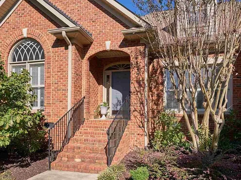 321 Parkside Dr — Photo 2