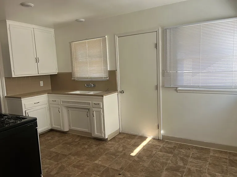 1095 S Magnolia Ave — Photo 3