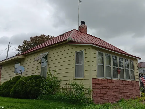 305 1st St, Lowell, IA 52645