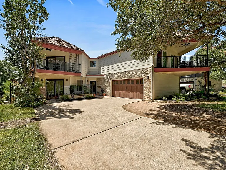 122 Acapulco Dr — Photo 2