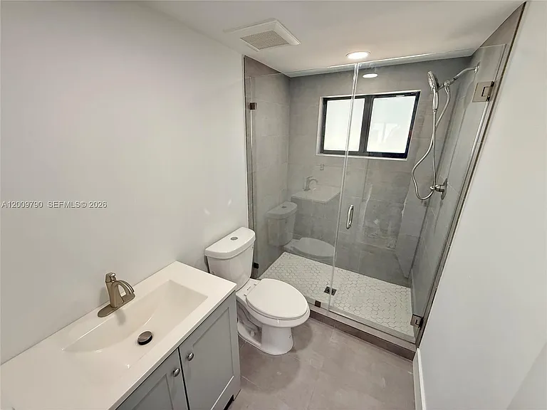 180 NE 57th St #4 — Photo 8