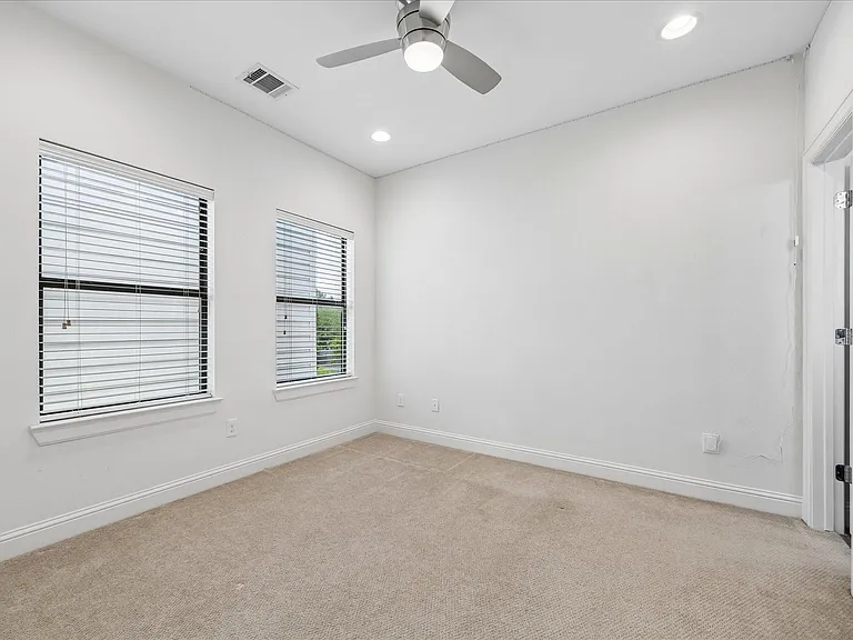 734 W 20th St #A — Photo 16