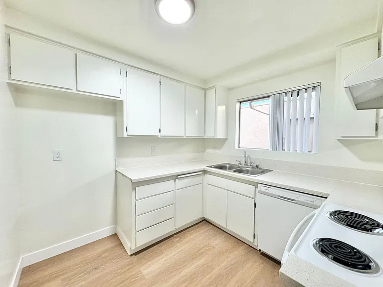 Westgate Villa Apartments — Photo 37