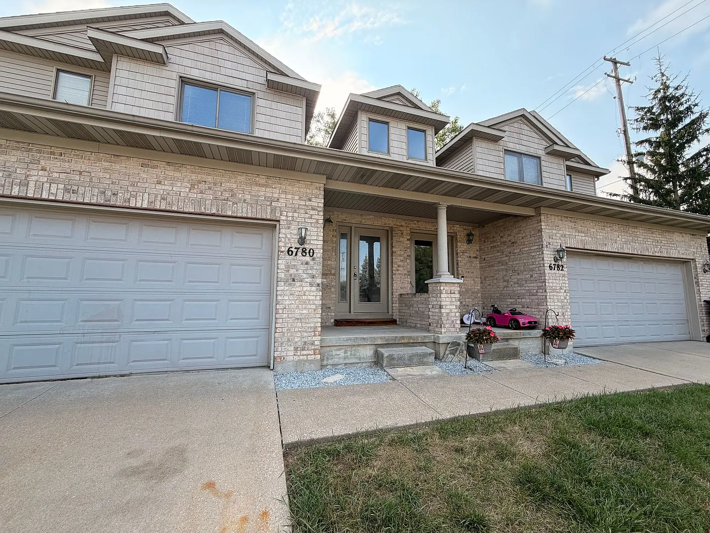Charming 3 Bedroom - 3 Bathroom Duplex! — Photo 1