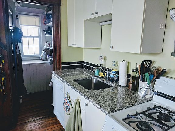 Kitchen/Pantry Granite Counter Tops, Gas Stove, Dishwasher