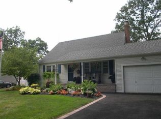 122 Cadman Ave, Babylon, NY 11702