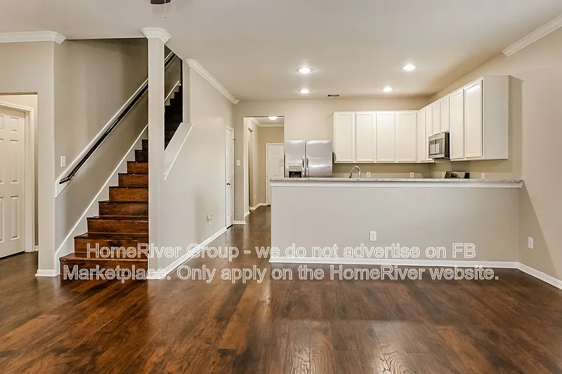 5 bed, 2.5 bath, 3156 sqft, $2,995 — Photo 3