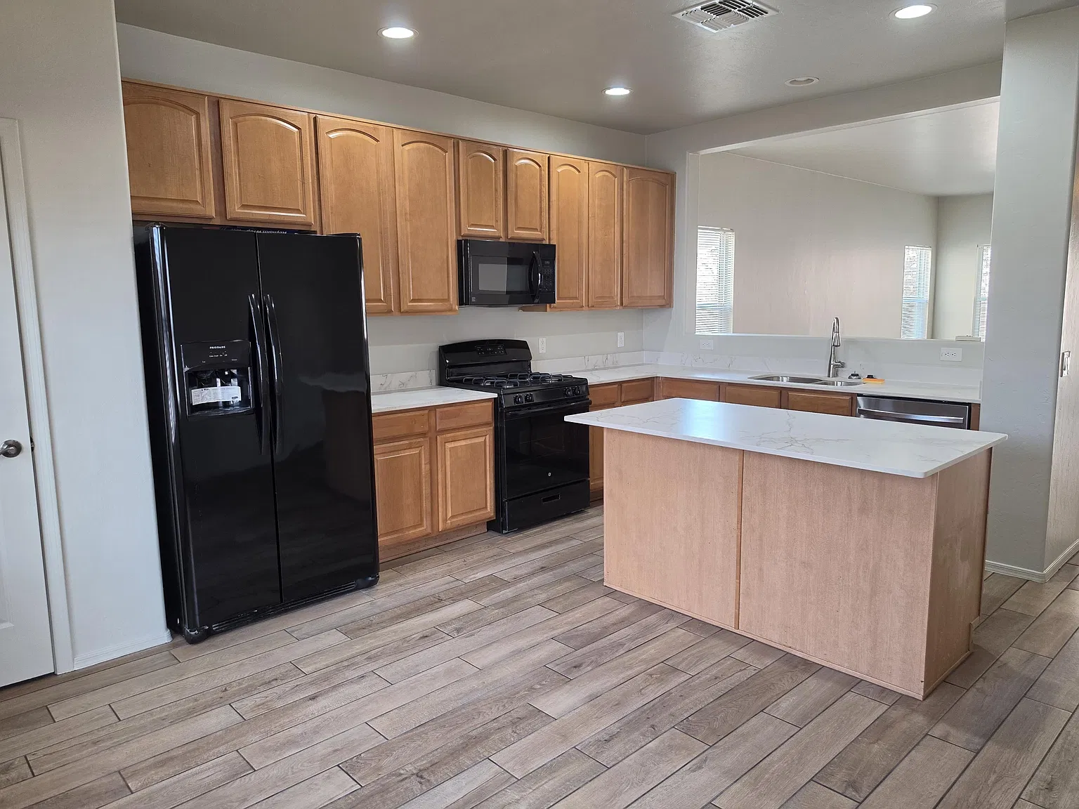 4 bed, 2045 sqft, $2,100 — Photo 2