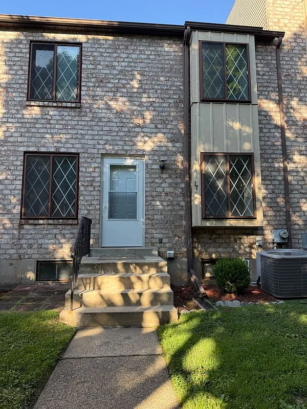 2 bed, 1.5 bath, 968 sqft, $2,200 — Photo 1