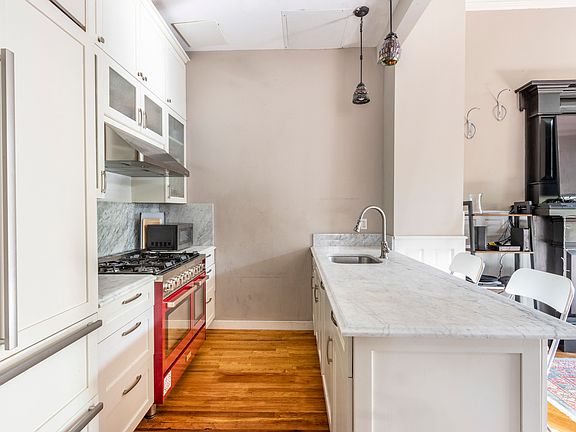 4th image of 388 Clinton Ave #1