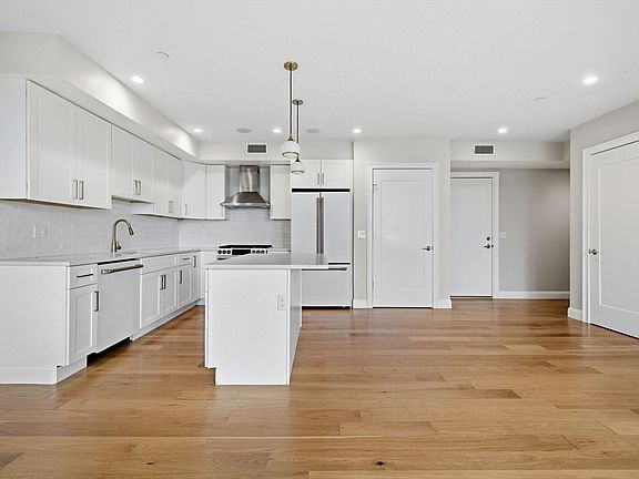 5th image of 40 Westmoreland St #8