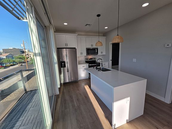 3rd image of 901 S 4th Ave #901