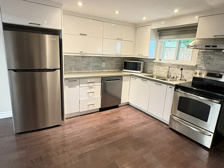 166 Newton St — Photo 4