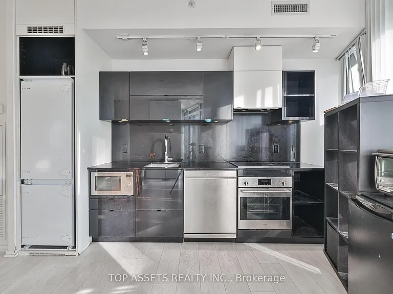 125 Peter St #602 — Photo 11