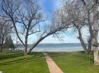 4673 N Cross Over Dr, Bellaire, MI 49615