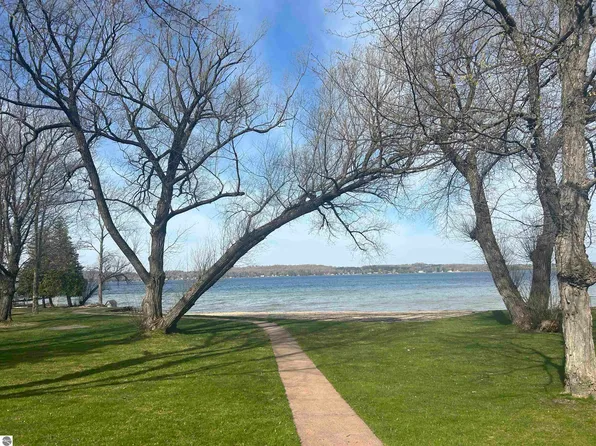 4673 N Cross Over Dr, Bellaire, MI 49615