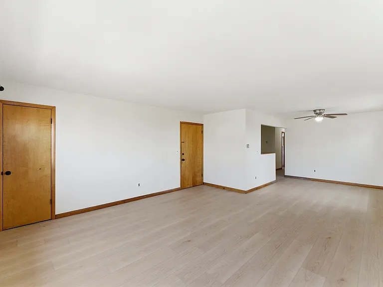 370 Henry St — Photo 4