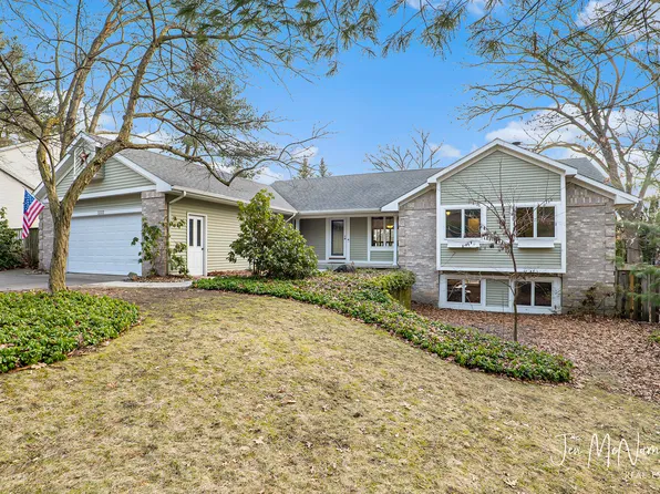 3322 Riverwoods Dr NE, Rockford, MI 49341