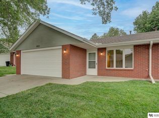 5823 Wood Ridge Ct, Lincoln, NE 68506