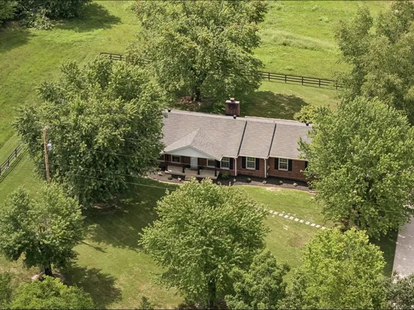 920 Clearview Rd, Cottontown, TN 37048