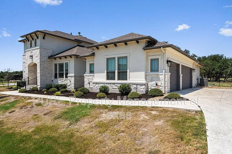 5 bed, 5.5 bath, 4059 sqft, $4,000 — Photo 2