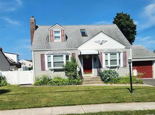 64 Union Rd, Lindenhurst, NY 11757