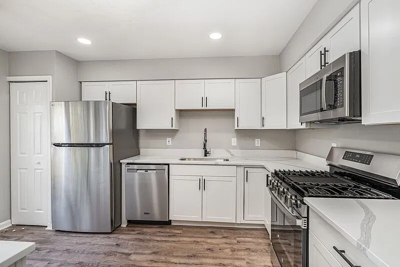 3 bed, 3.5 bath, 1987 sqft, $2,350 — Photo 4