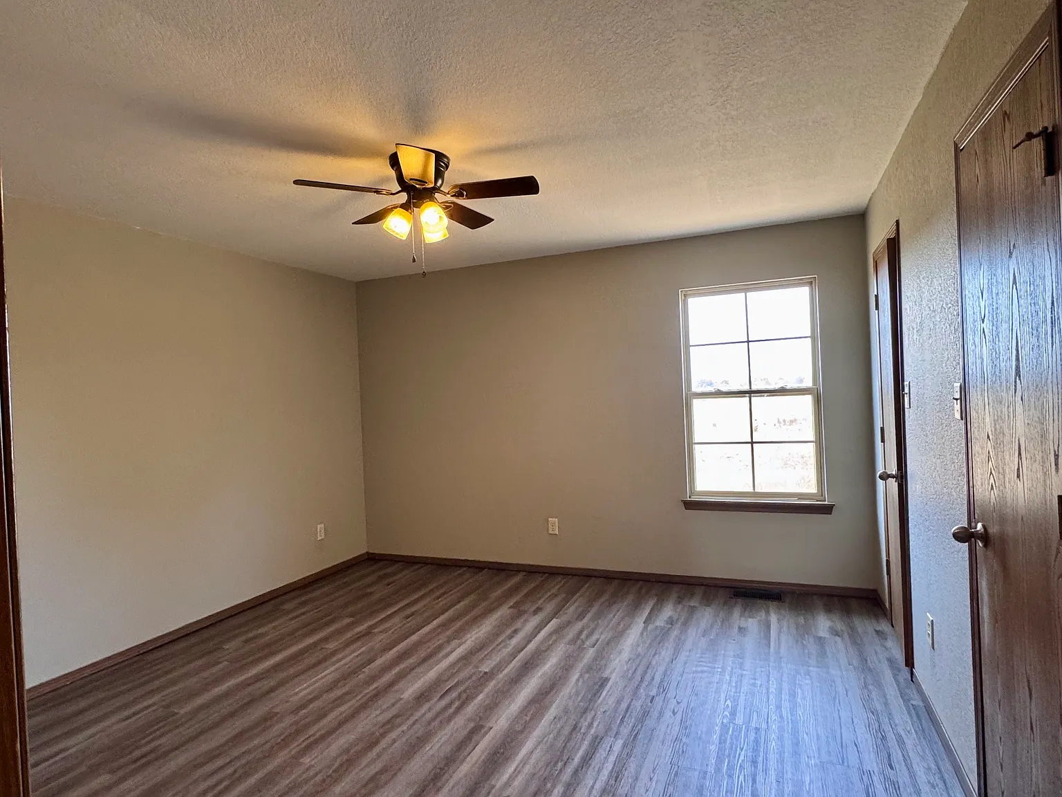 2 bed, 1.5 bath, $975 — Photo 4