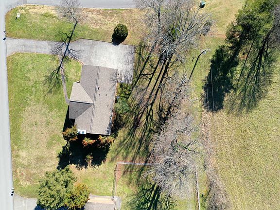 3rd image of 913 S Dogwood Dr