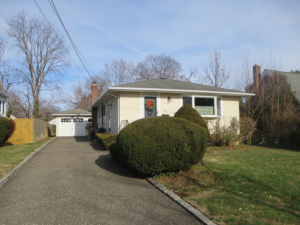 Located in Northport village by great shops, golf course, Crab Meadow beach, great restaurants and the harbor.