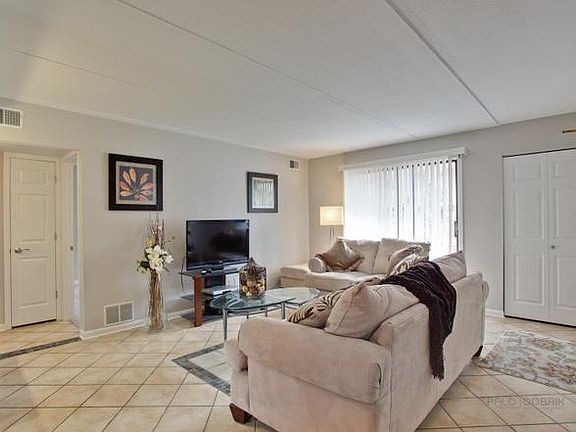 4th image of 5407 Chateau Dr Unit B