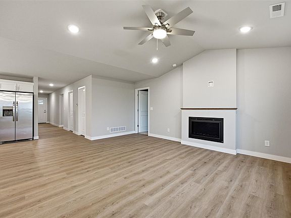 4th image of 1171 Grant Way