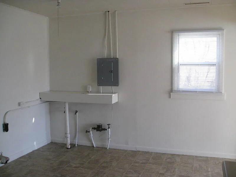 3 bed, 1.0 bath, 894 sqft, $1,295 — Photo 4