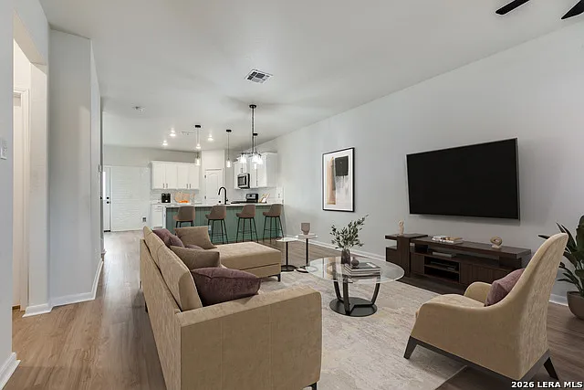 5 bed, 2.5 bath, 2619 sqft, $1,985 — Photo 2