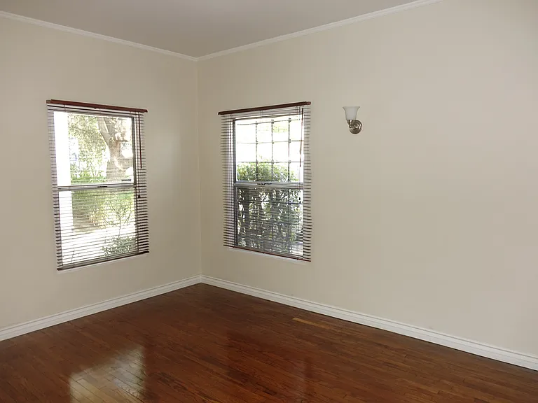 3352 Rowena Ave — Photo 6