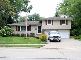 560 Meadowview Dr, Clinton, IA 52732