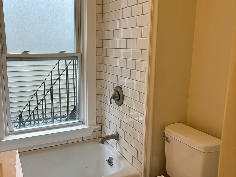 19 Youngs Ave #1R — Photo 10