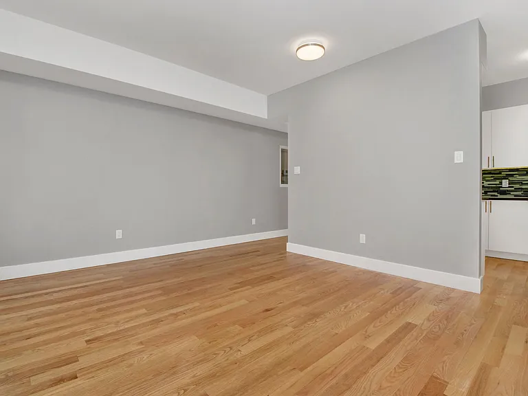 544 Gilmour St — Photo 14
