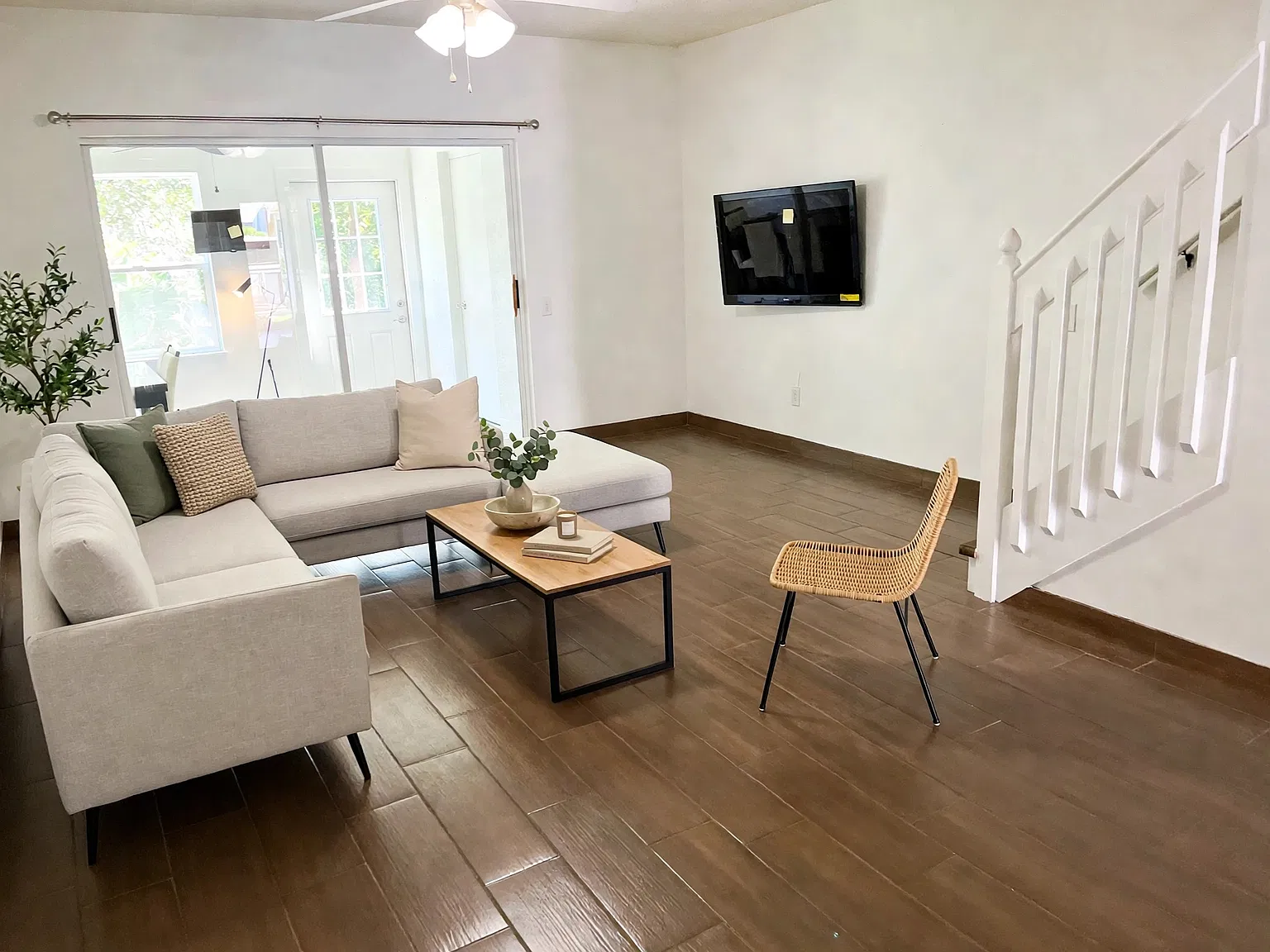 2 bed, 2.5 bath, 1184 sqft, $1,575 — Photo 2