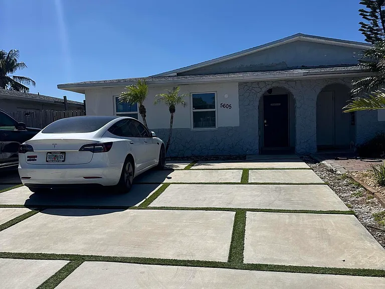 5605 SW 24th Ave — Photo 3