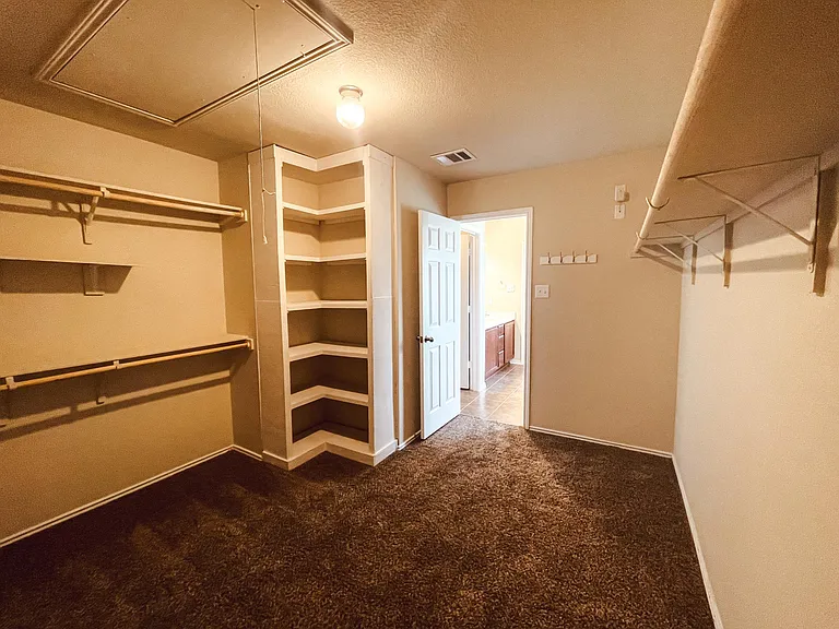 4904 Bridgewood Dr — Photo 10