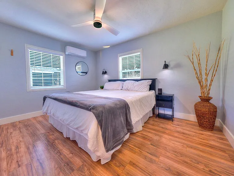 1551 Lexington Rd — Photo 5