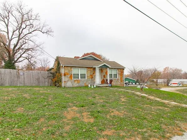 116 W Rives Rd, Clinton, MO 64735