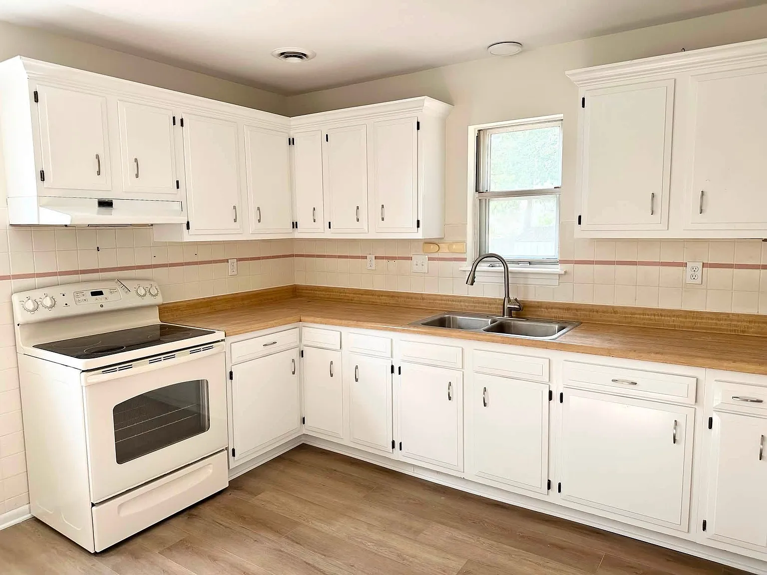 3 bed, 912 sqft, $1,900 — Photo 2