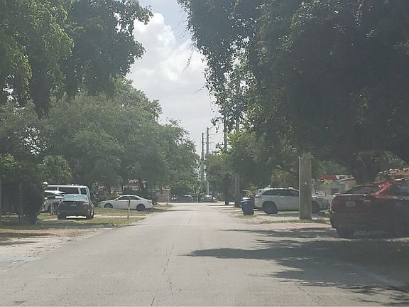 4th image of 630 NE 163rd St