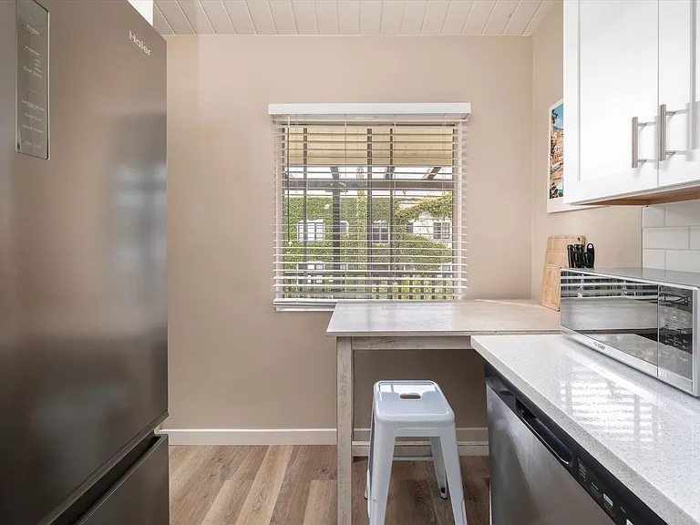 221 Bath St — Photo 10