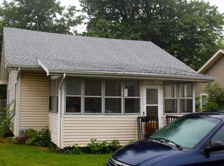 110 10th St, Charleston, IL 61920