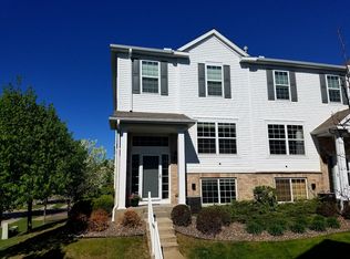 870 Ledgestone Dr, Mahtomedi, MN 55115